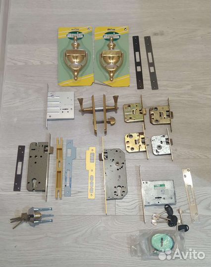 Замки накладки стучалки двери ручки планки