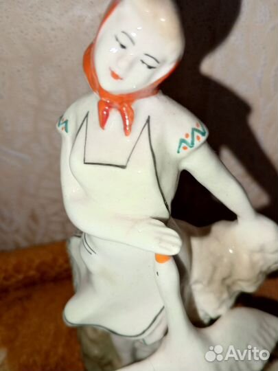 Фарфоровая статуэтка Сысерть, Птичница