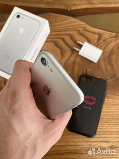 Телефон iPhone 7 32gb silver