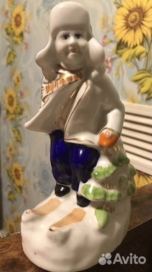 Статуэтка фарфоровая 