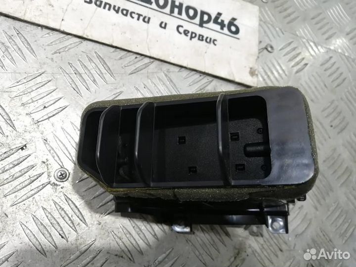 Дефлектор центральный левый Nissan Note E11