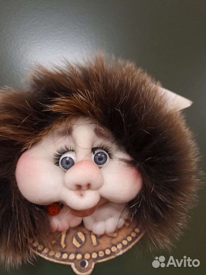 Магнит на холодильник-домовенок