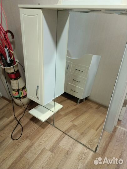 Зеркало в ванную с подсветкой и полкой