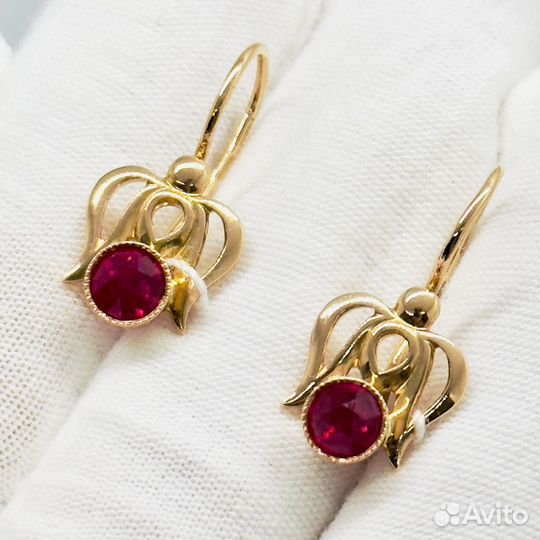 Золотые серьги с камнем