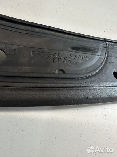 Уплотнитель капота Toyota Camry V40 2007 передний