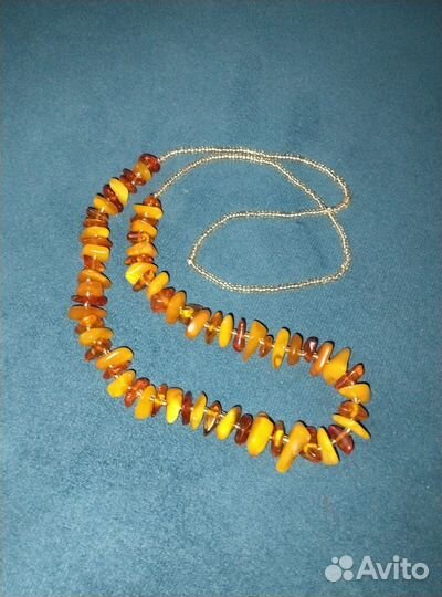 Модные бусы из пейзажного янтаря