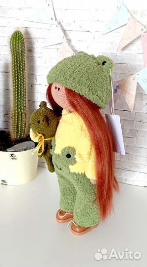 Вязаная интерьерная кукла