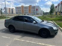 Volkswagen Jetta 1.6 AMT, 2009, 305 000 км, с пробегом, цена 520 000 руб.