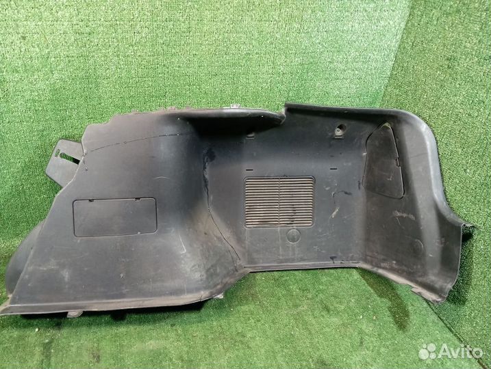 Обшивка багажника правая Mitsubishi Carisma