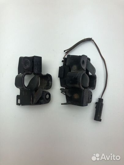 Замок капота (комплект) Мерседес 2208800160