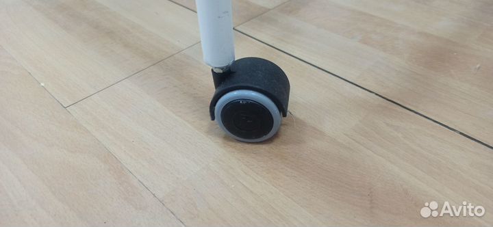 Медицинская тележка на колёсиках