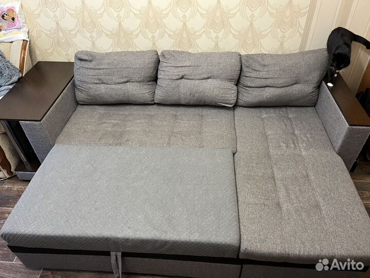 Диван и стол