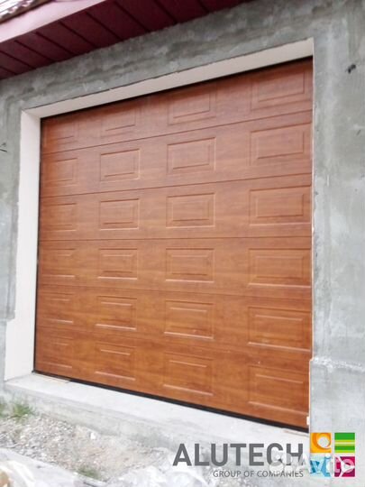Секционные ворота для гаража alutech