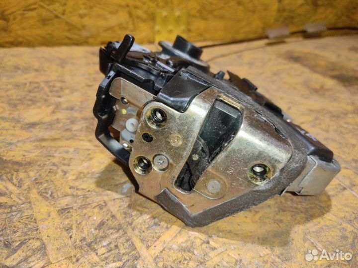 Замок двери задний правый Toyota Avensis ZZT25