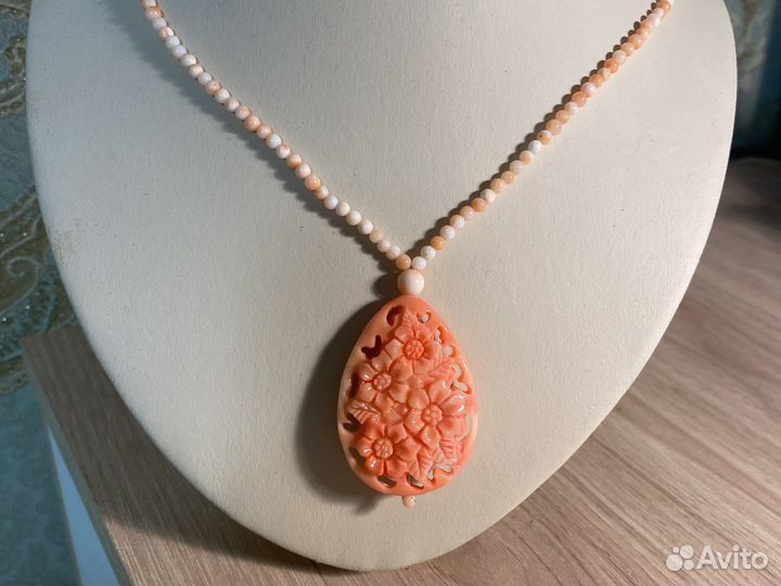 Колье с кораллом и резным подвесом