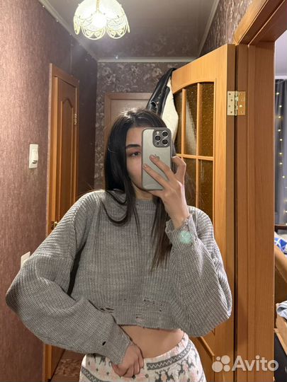 Свитер женский рваный укороченный