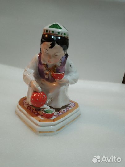 Статуэтка фарфор