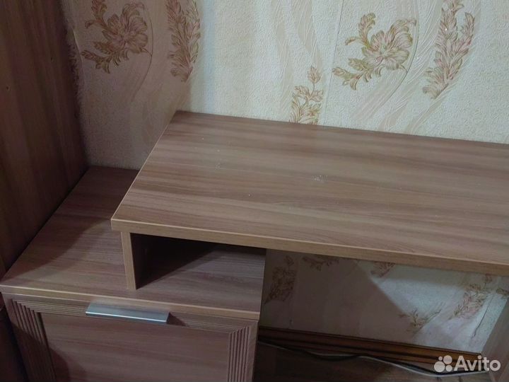 Туалетный столик с зеркалом