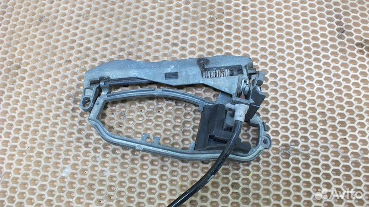 Кронштейн ручки двери правой е53