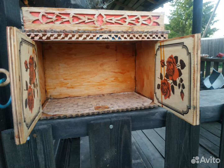 Маленький старинный сундучок