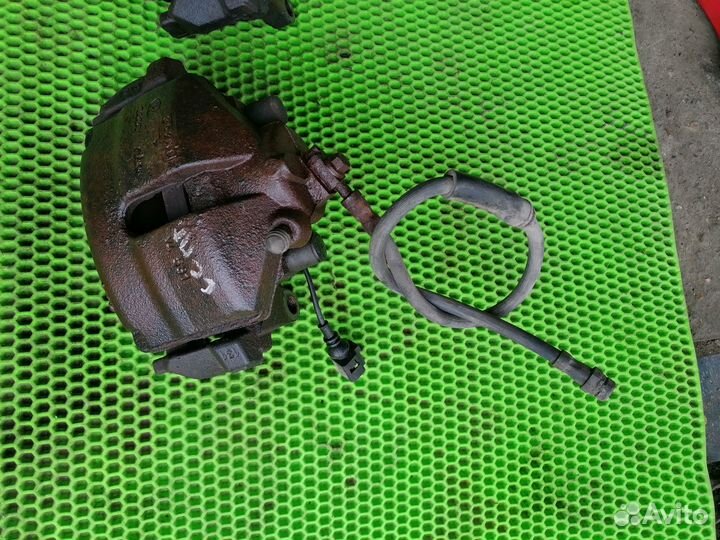 Суппорт передний на VW Passat B7 08-17 CC