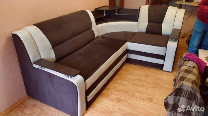 Угловой диван с баром