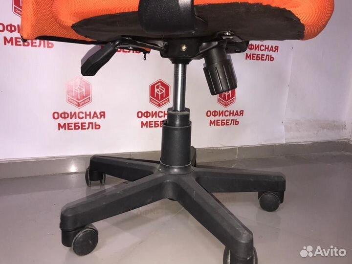 Кресло офисное Leo B black Ткань сетка оранжевая