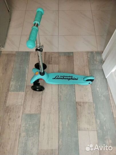 Самокат трёхколёсный