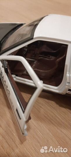 Модель автомобиля металл