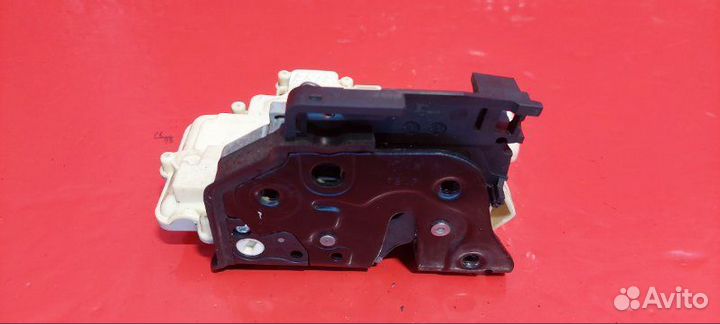 Замок двери задний правый Volkswagen Passat B6