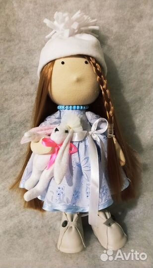 Кукла из ткани с игрушкой