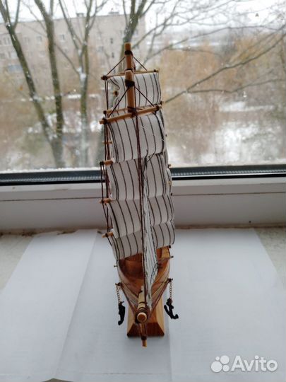 Модель парусника из дерева