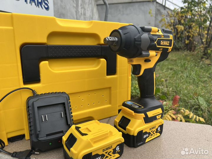 Гайковерт аккумуляторный Dewalt 700 N.m