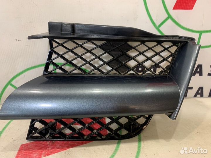 Решетка радиатора передняя левая Mitsubishi