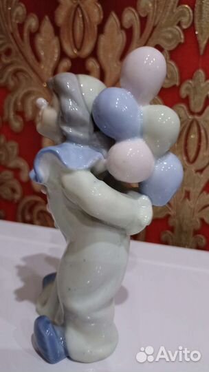 Статуэтка фарфоровая клоун с шариками