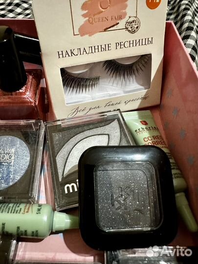 Набор косметики в коробке