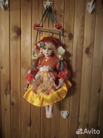 Кукла фарфоровая