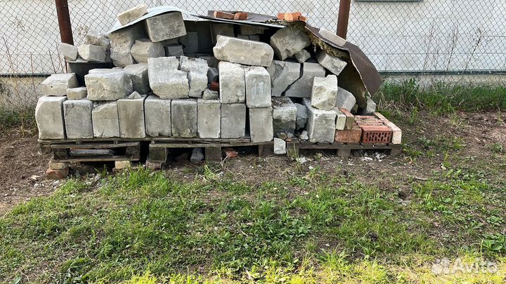 Бетонные блоки и кирпичи бой