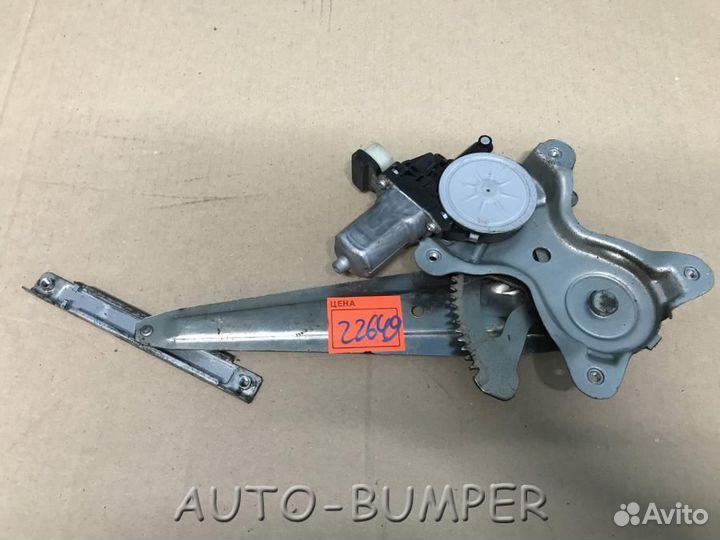 Toyota Isis Стеклоподъёмник задний левый