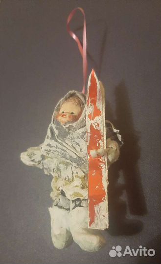 Елочная игрушка ребенок с лыжами
