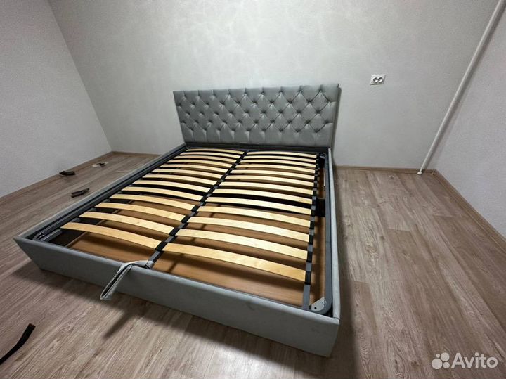 Кровать с подъемным механизмом