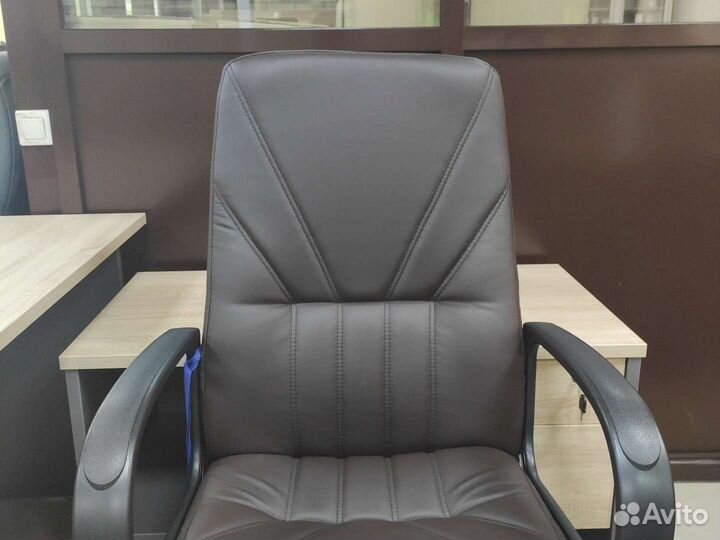 Кресло Менеджер коричневый кожзам с механизмом Топ