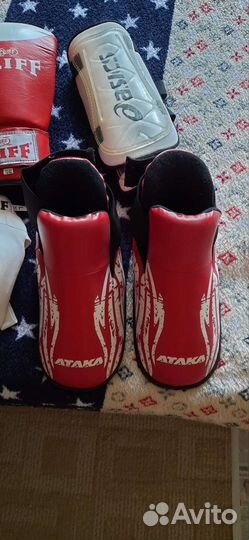Боксерские перчатки, капа, бандаж, щитки и футы