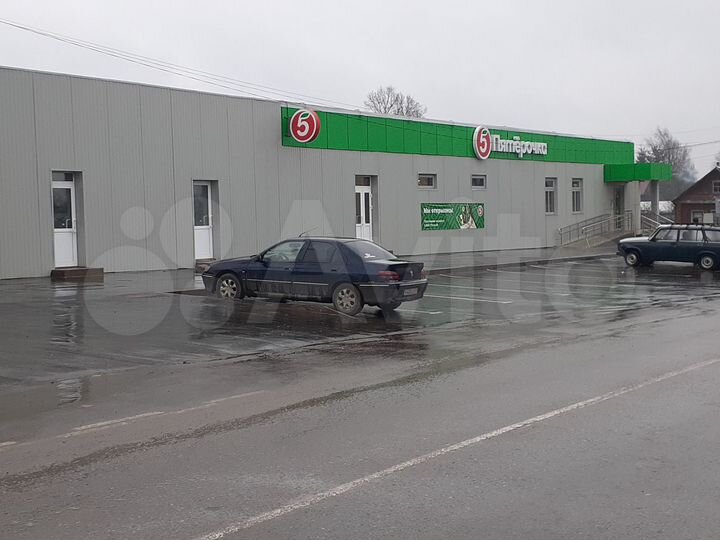 Торговые помещения рядом с входом в 