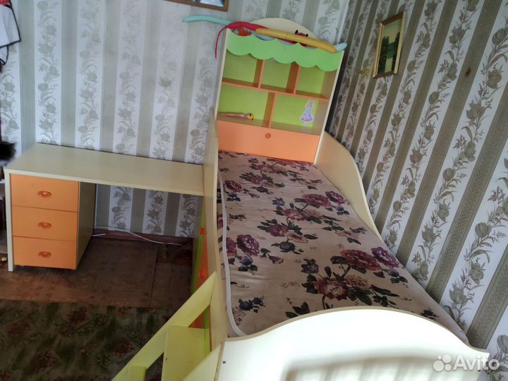 Детская кровать с бортиком и матрасом
