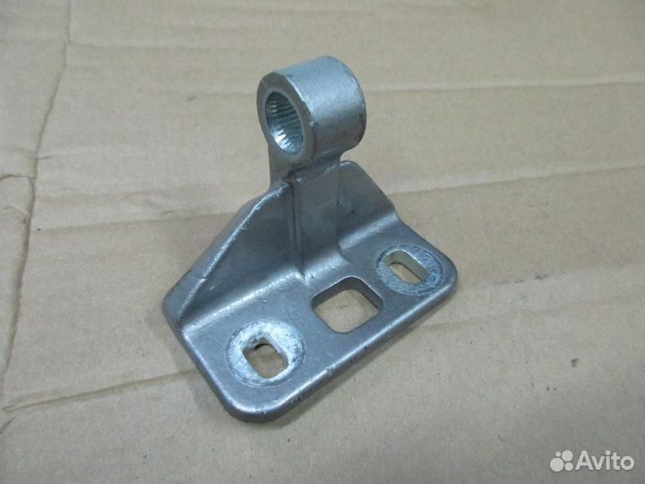 Петля двери w211 E-class 646.961 2004