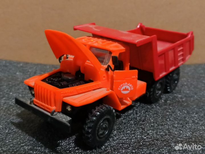 Модель грузовика Урал самосвал