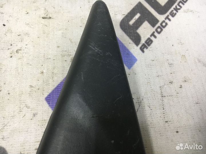 Уголок двери задней правой внутренний Форд Фокус 1