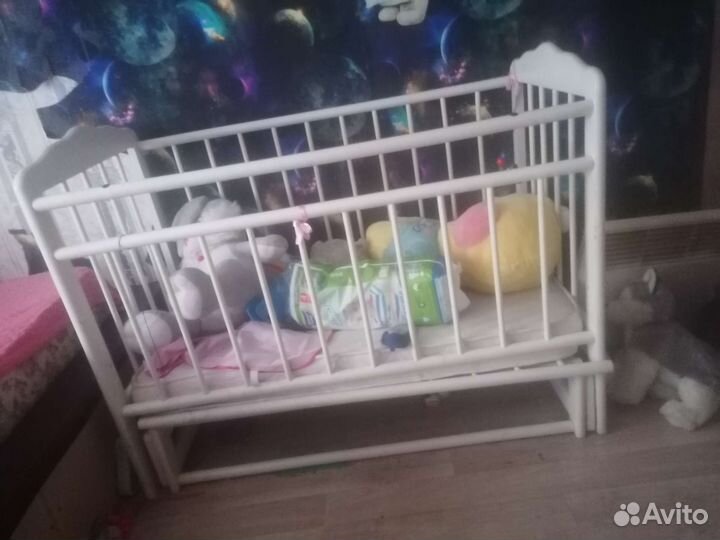 Детская кроватка с маятником