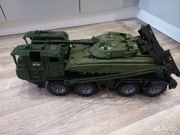 Военный тягач 